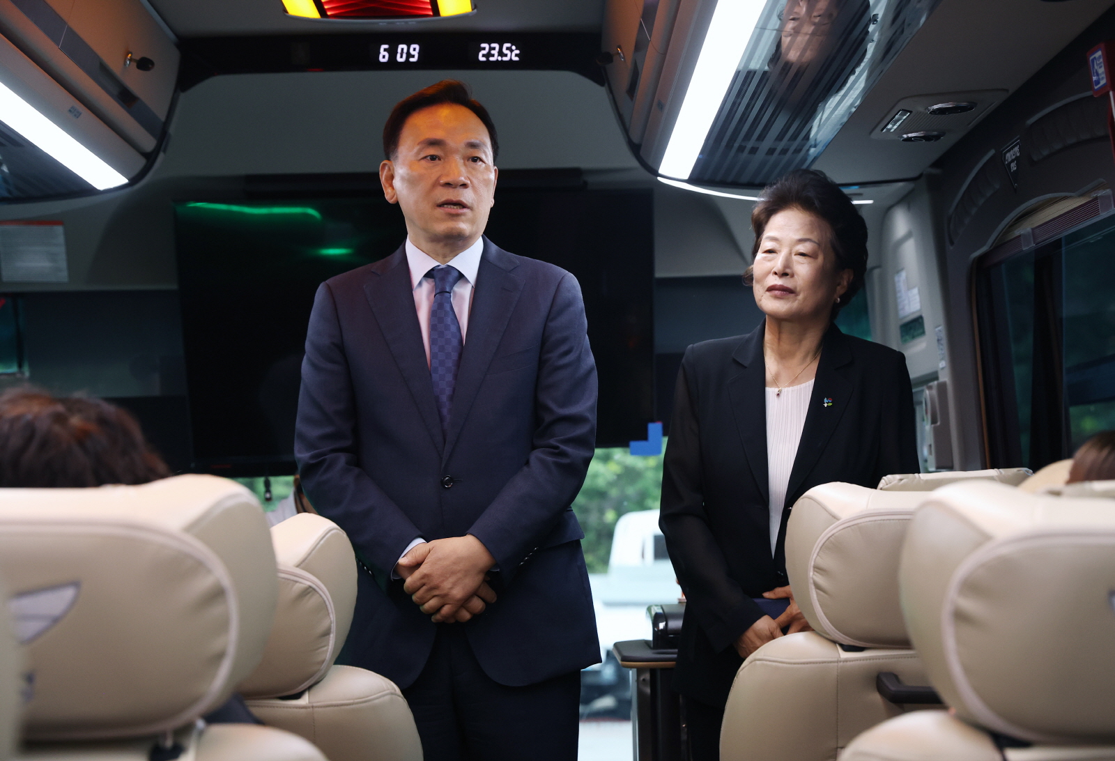 현충일 추념식 참배 유가족 환송