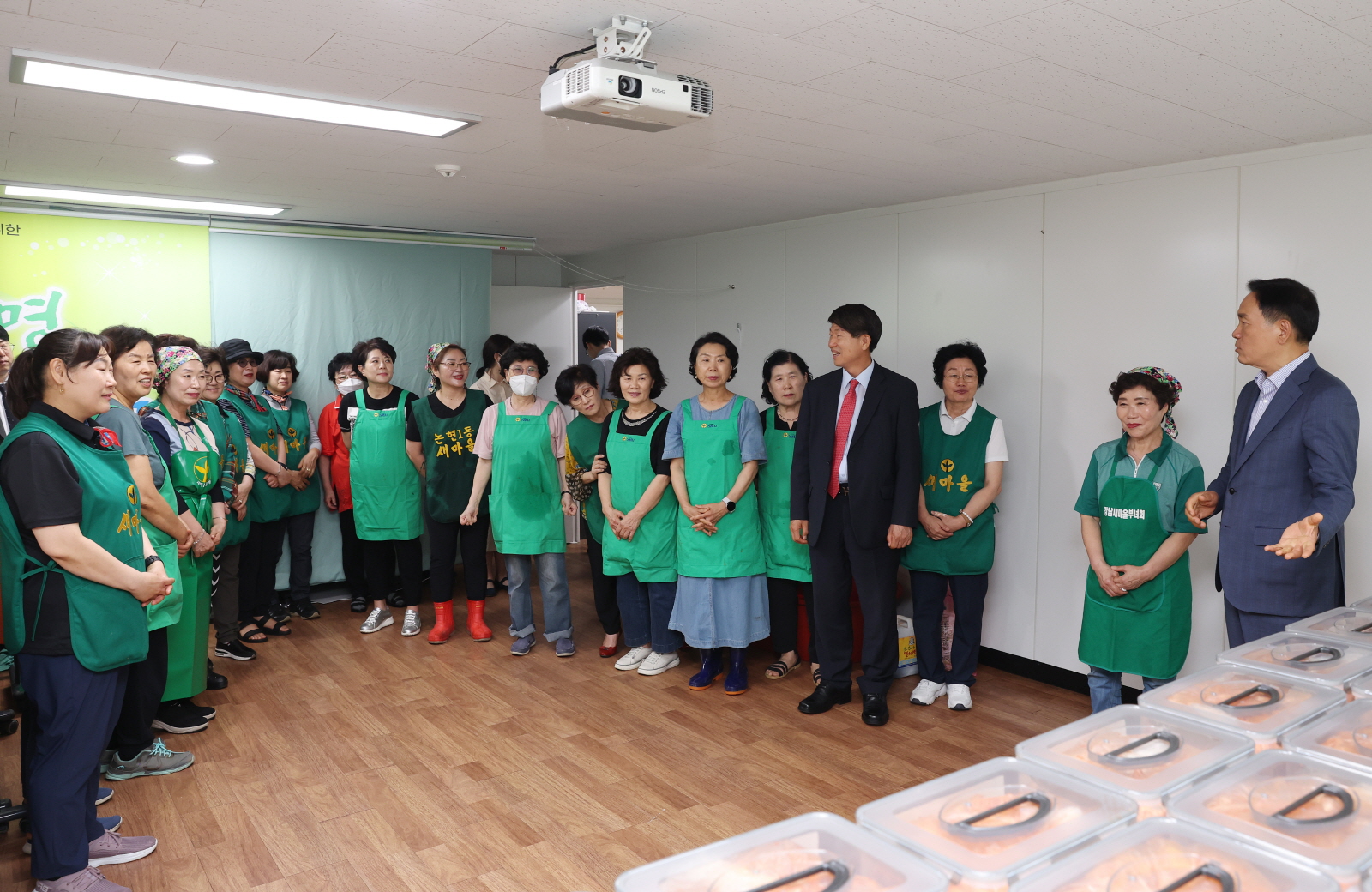 ‘이웃사랑 김치나눔’ 새마을부녀회원들 격려