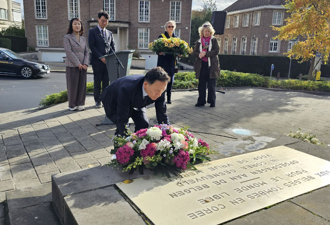 벨기에 한국전 참전 기념비 헌화