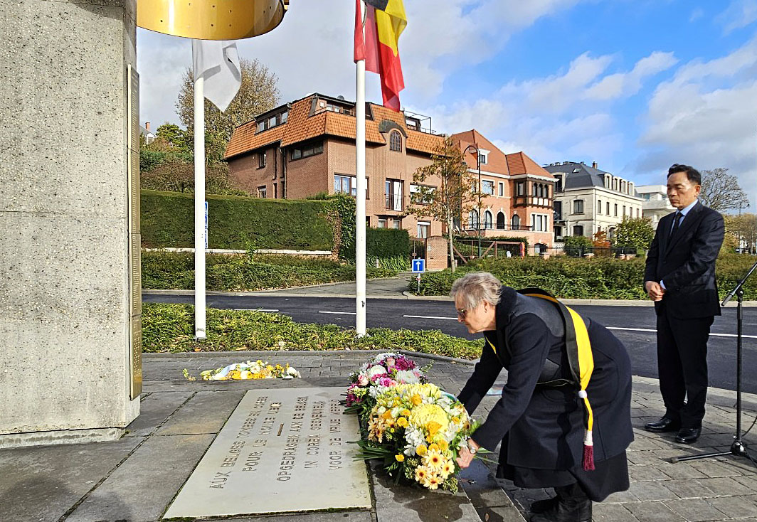 벨기에 한국전 참전 기념비 헌화