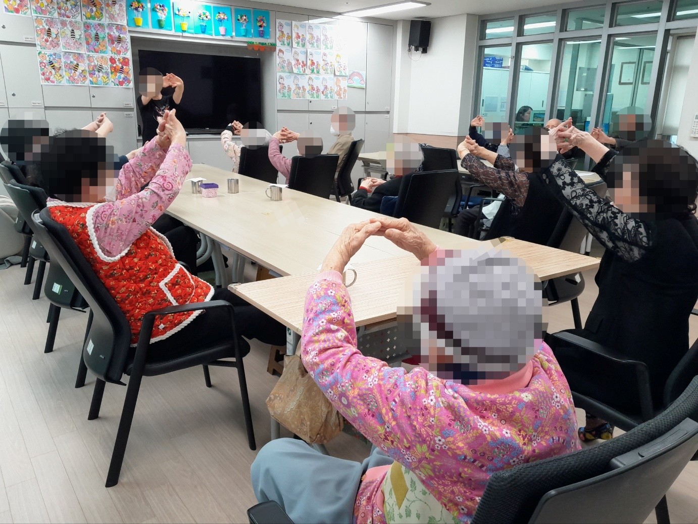 5.14. 웃음치료.jpg