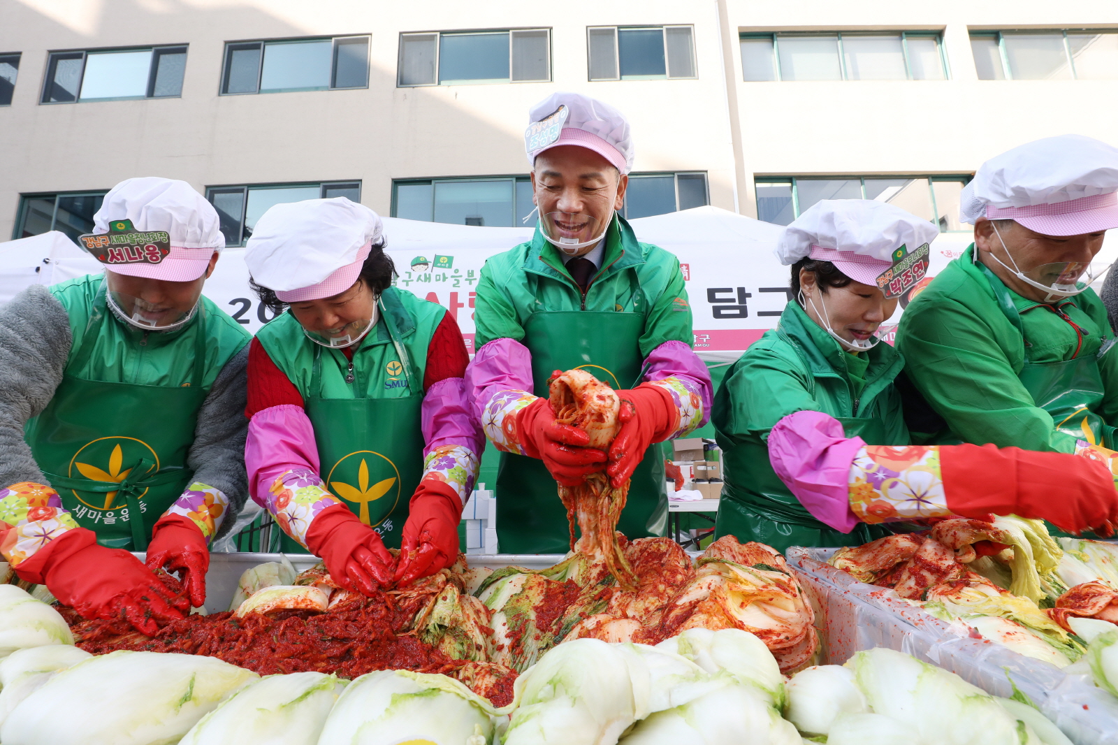새마을부녀회와 ‘사랑의 김장담그기’