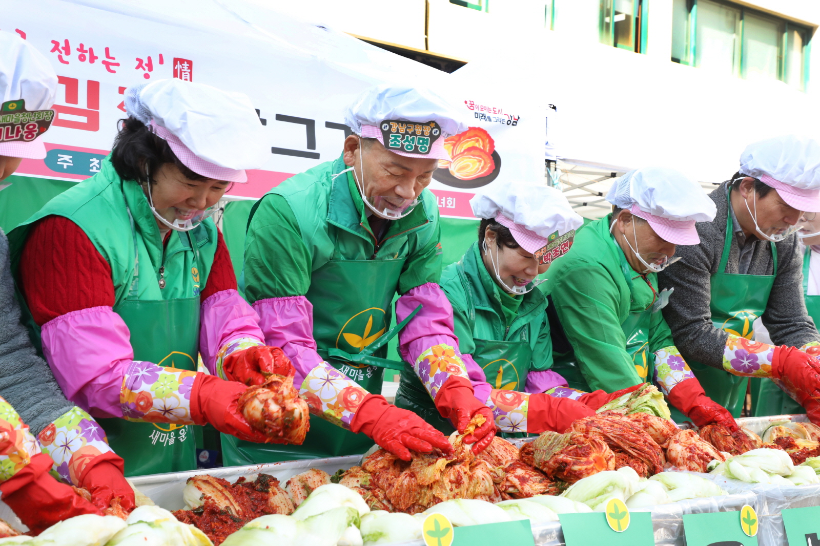새마을부녀회와 ‘사랑의 김장담그기’