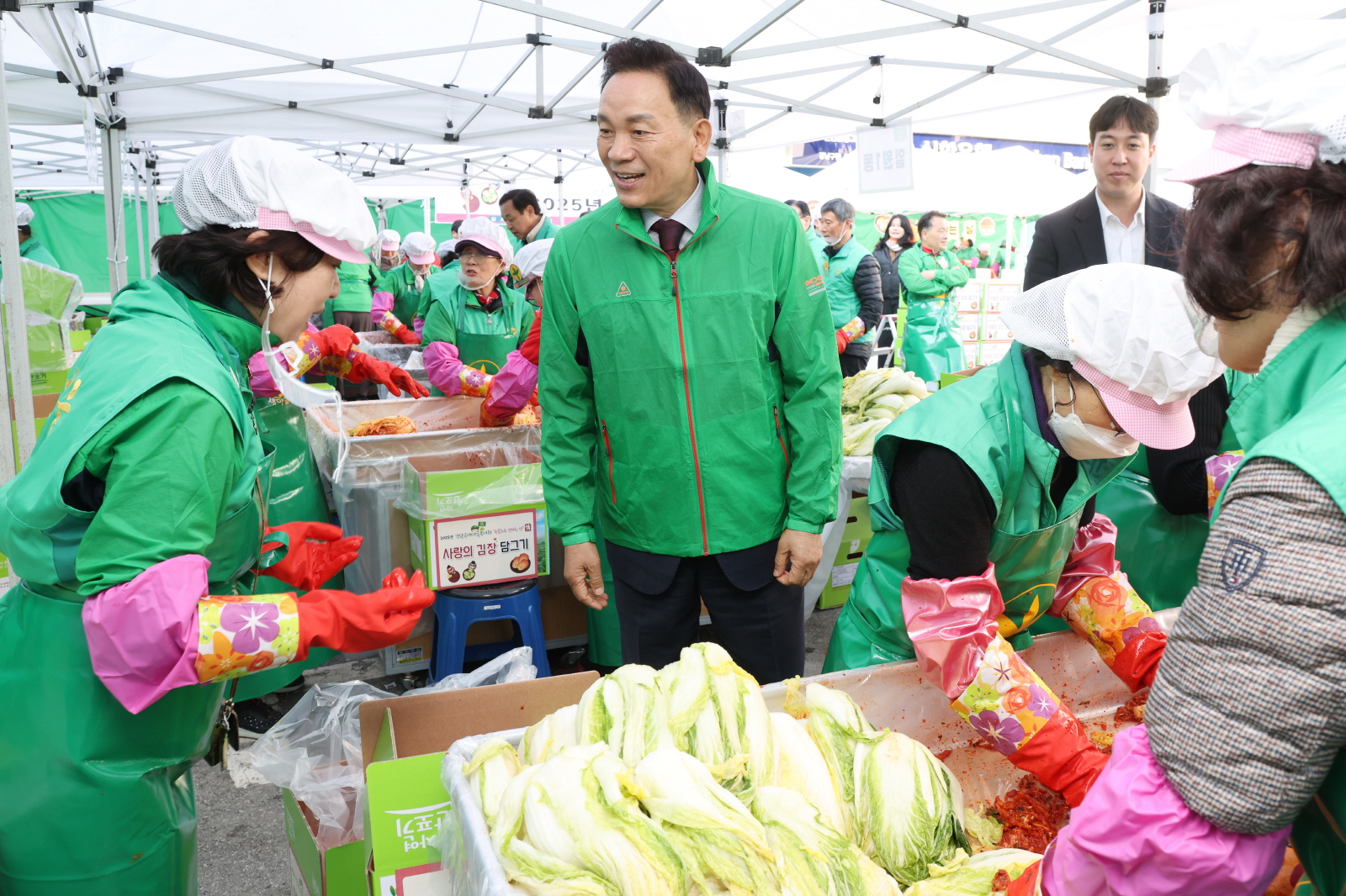 새마을부녀회와 ‘사랑의 김장담그기’
