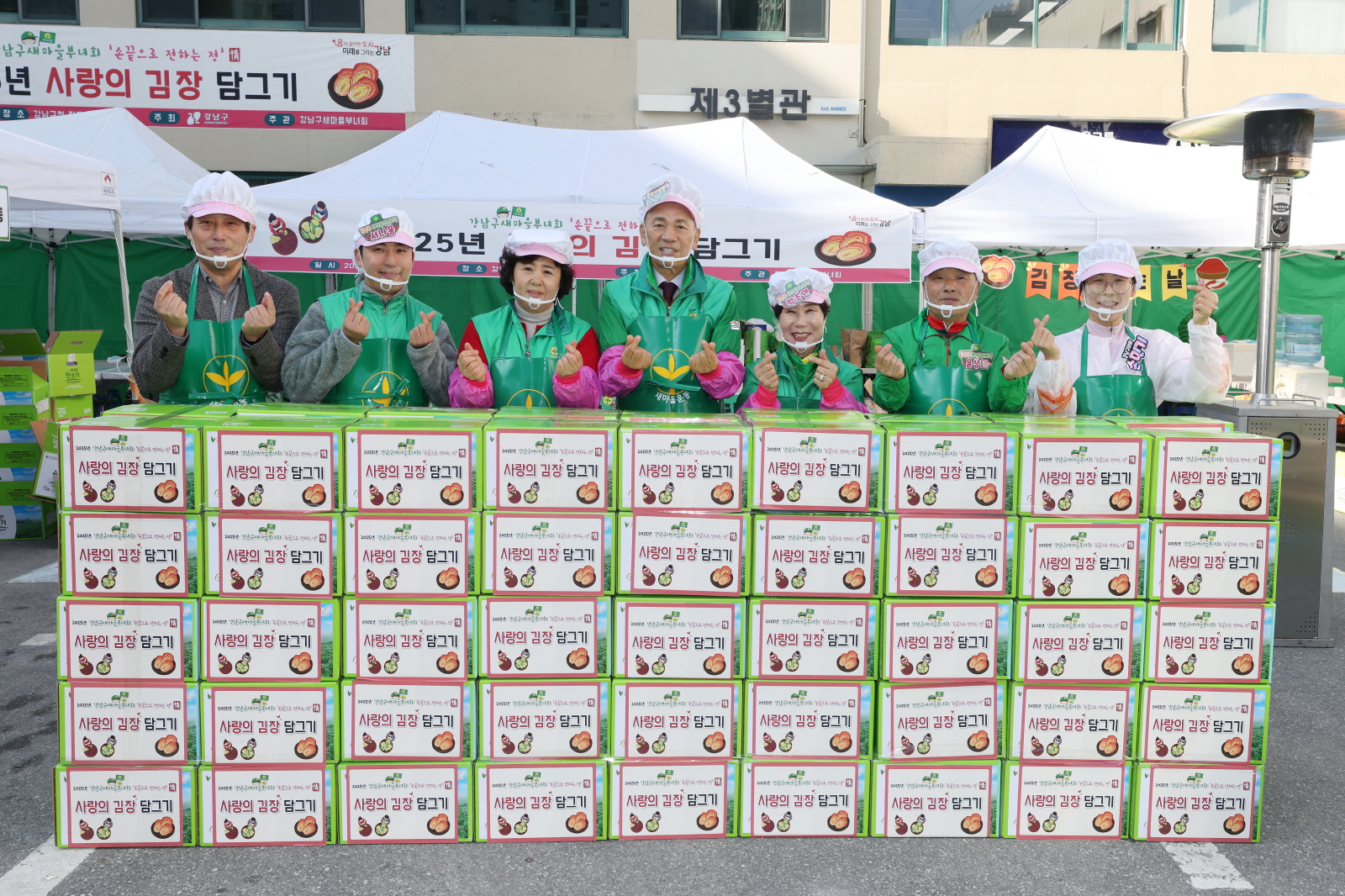 새마을부녀회와 ‘사랑의 김장담그기’