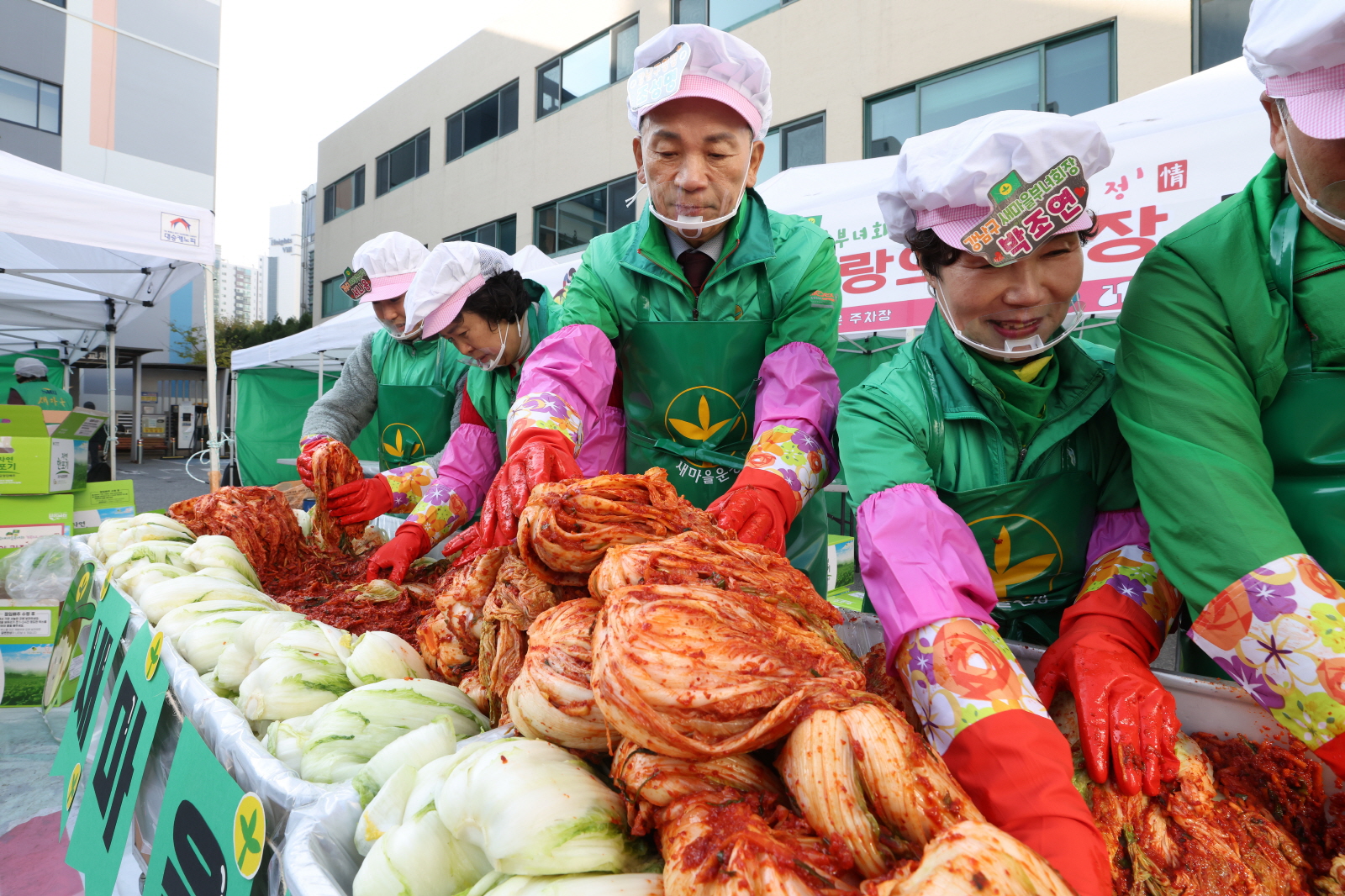 새마을부녀회와 ‘사랑의 김장담그기’