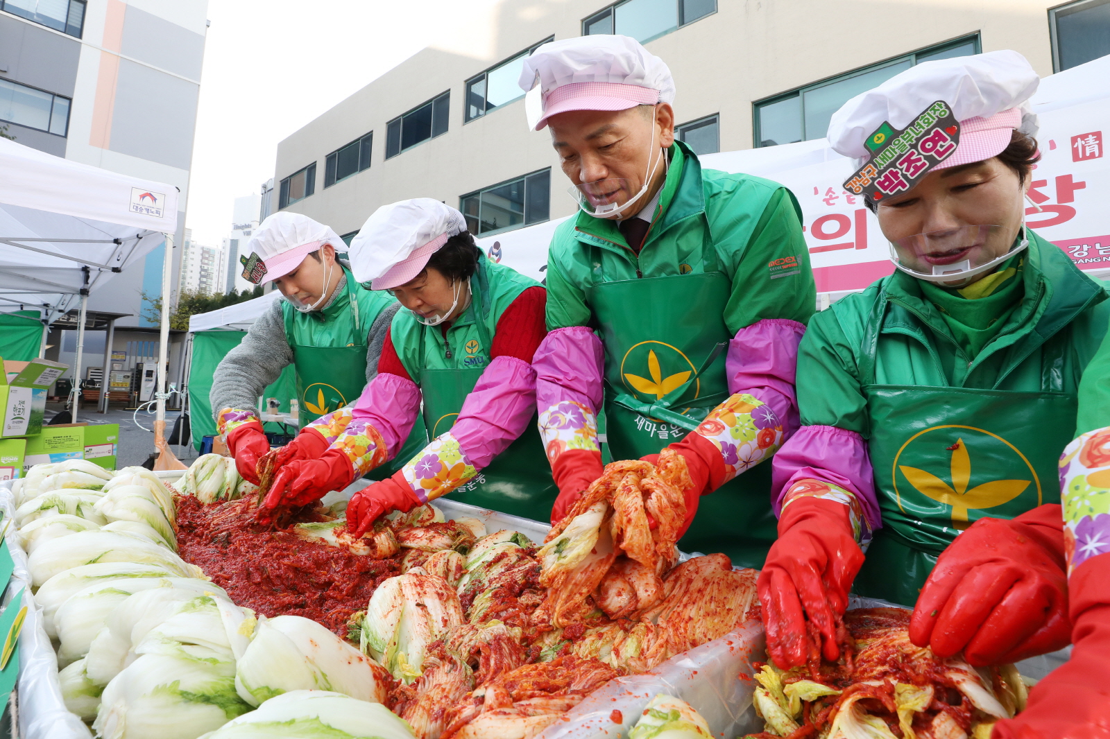 새마을부녀회와 ‘사랑의 김장담그기’