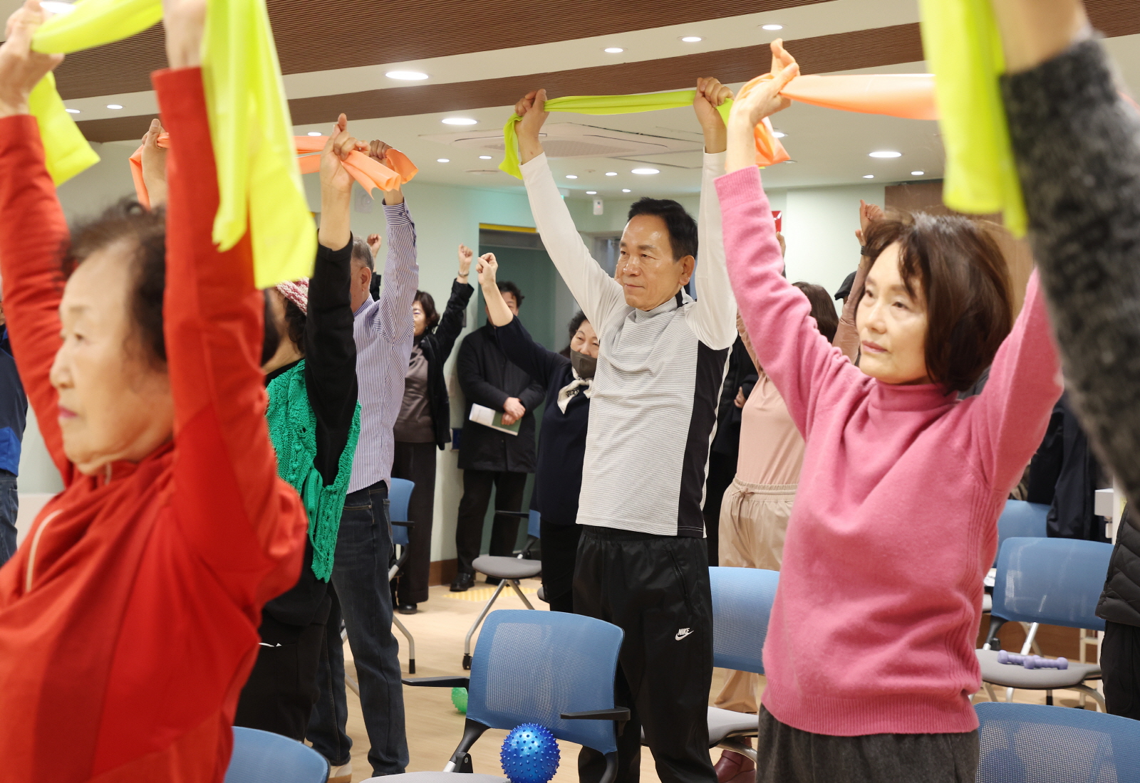 어르신들과 아침체조로 병오년 새해 시작