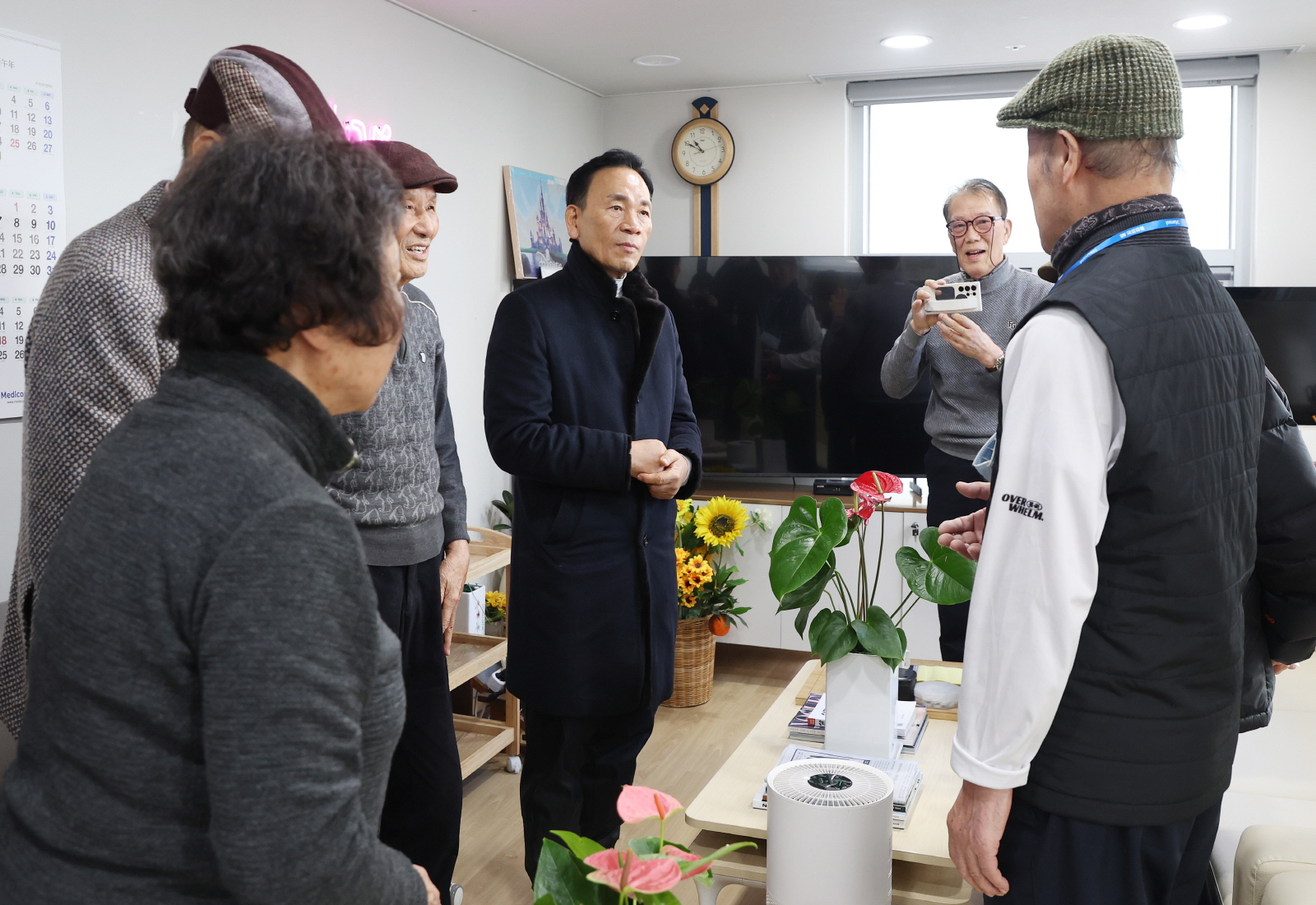 어르신들과 아침체조로 병오년 새해 시작