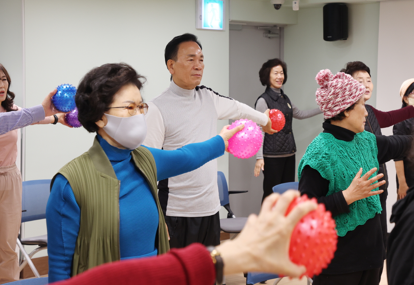 어르신들과 아침체조로 병오년 새해 시작