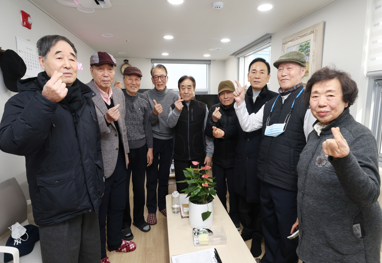 어르신들과 아침체조로 병오년 새해 시작