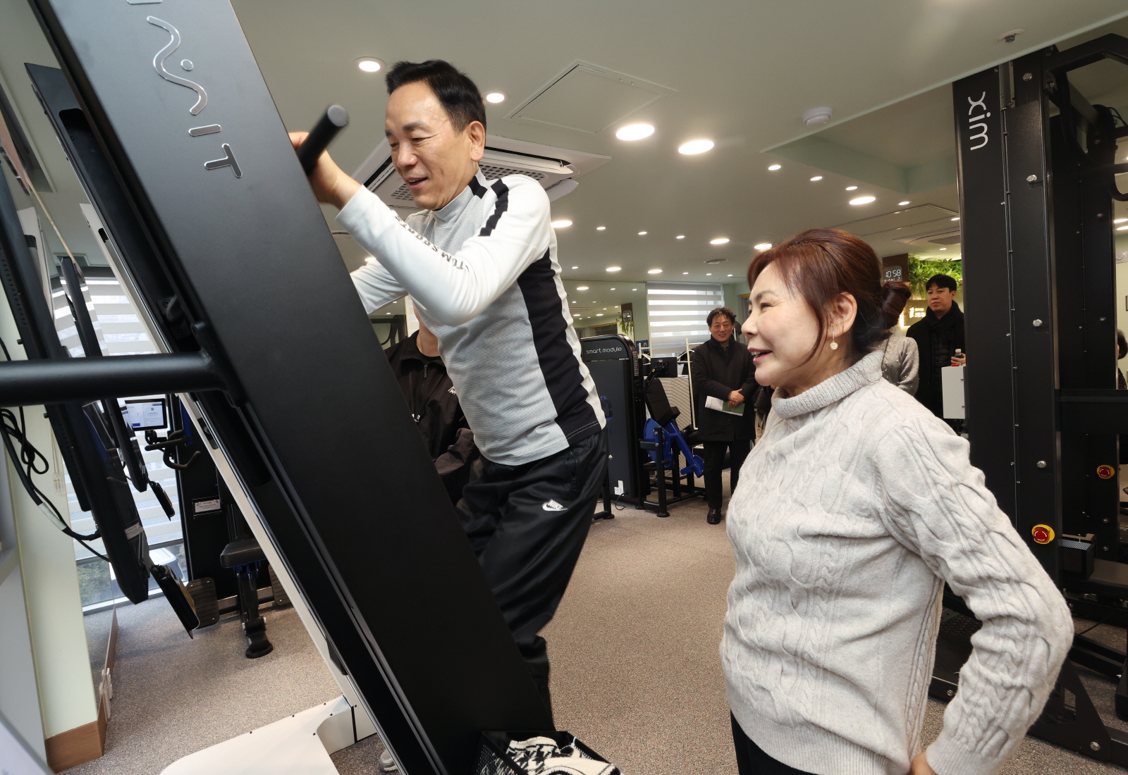 어르신들과 아침체조로 병오년 새해 시작