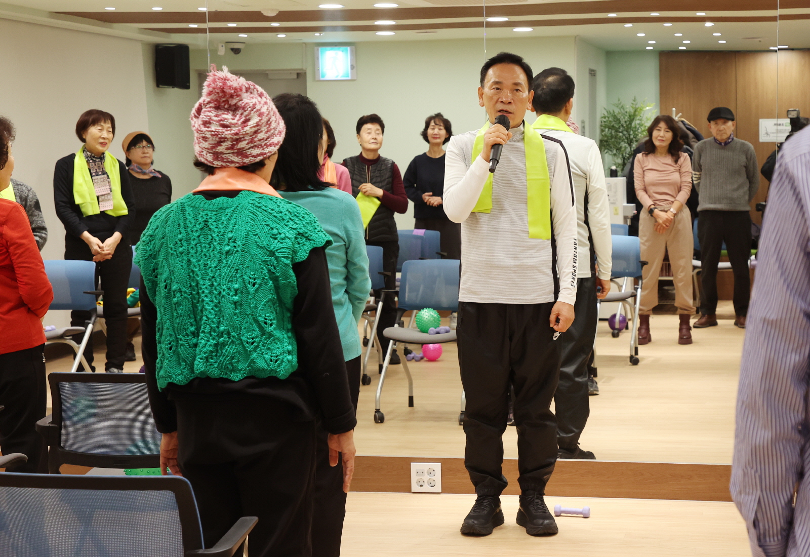 어르신들과 아침체조로 병오년 새해 시작