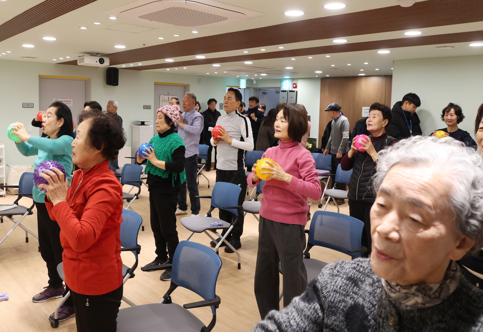 어르신들과 아침체조로 병오년 새해 시작