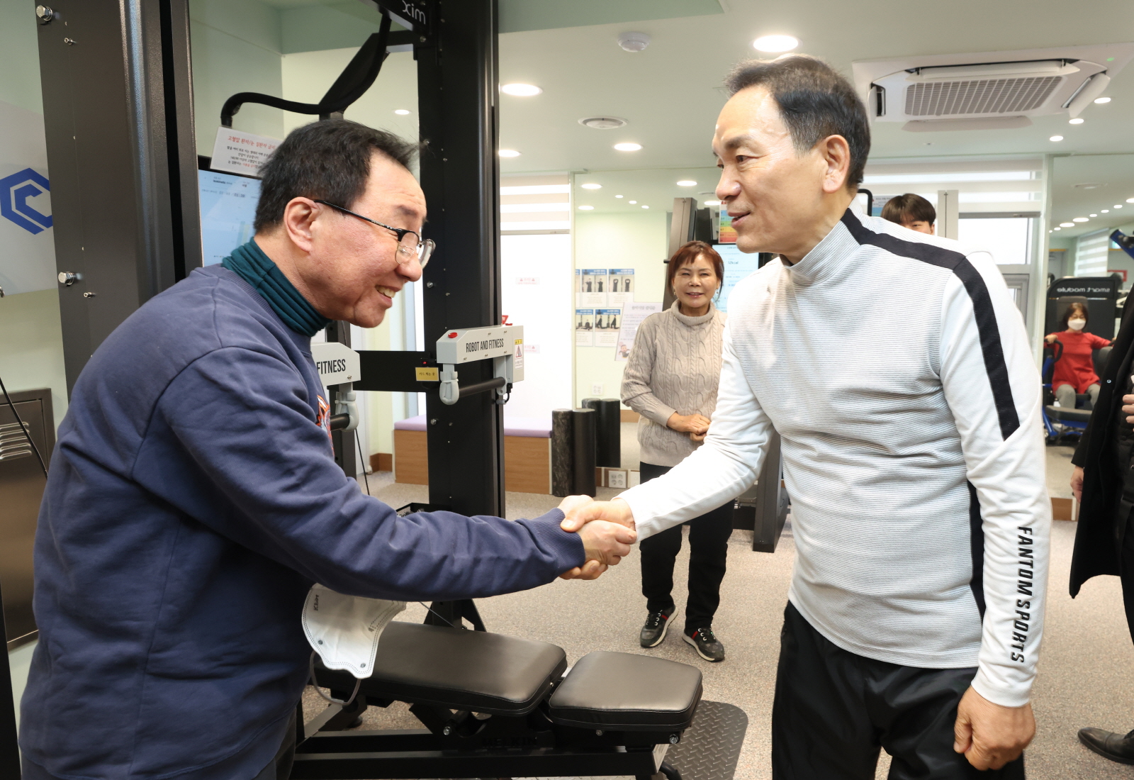 어르신들과 아침체조로 병오년 새해 시작