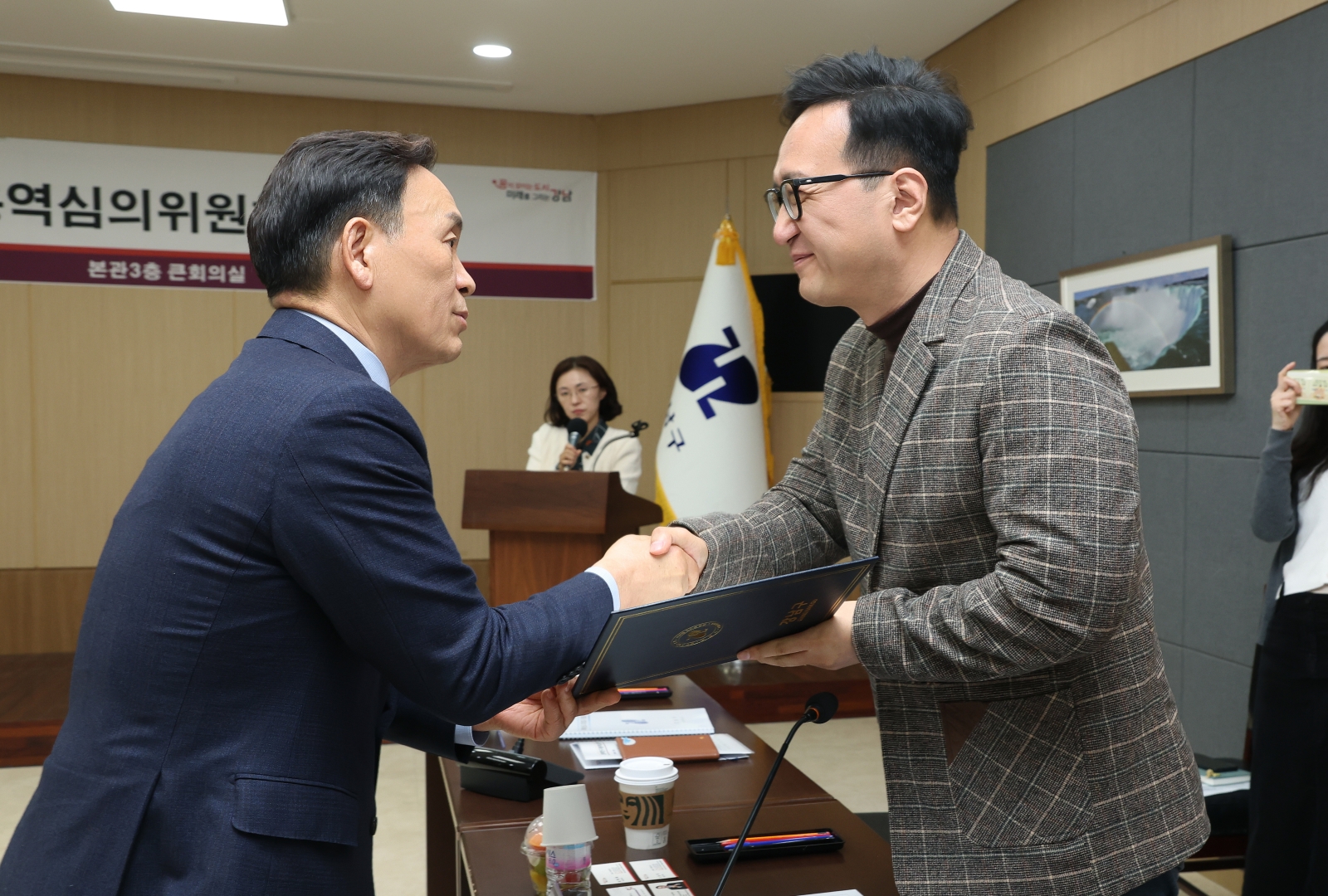 ‘강남구 정책연구용역심의위원회 위촉식’