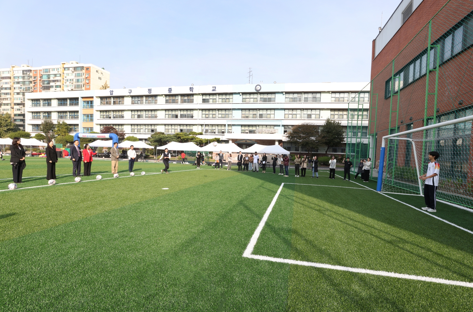 압구정중, 인조잔디구장 개장