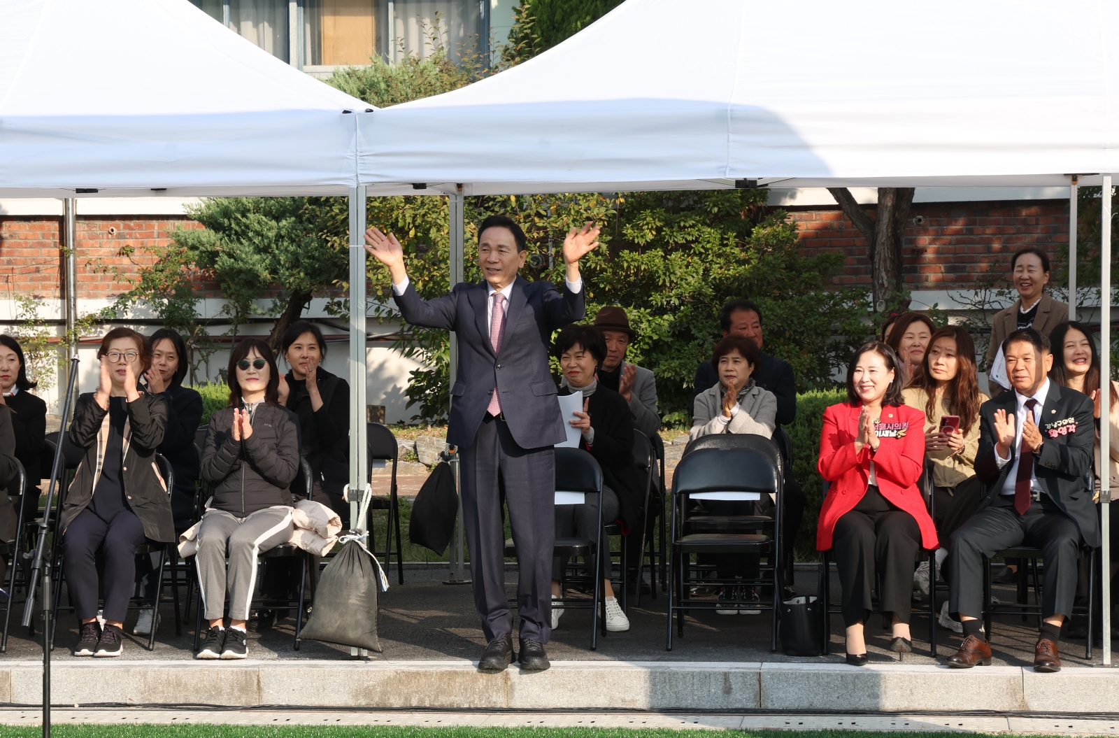 압구정중, 인조잔디구장 개장