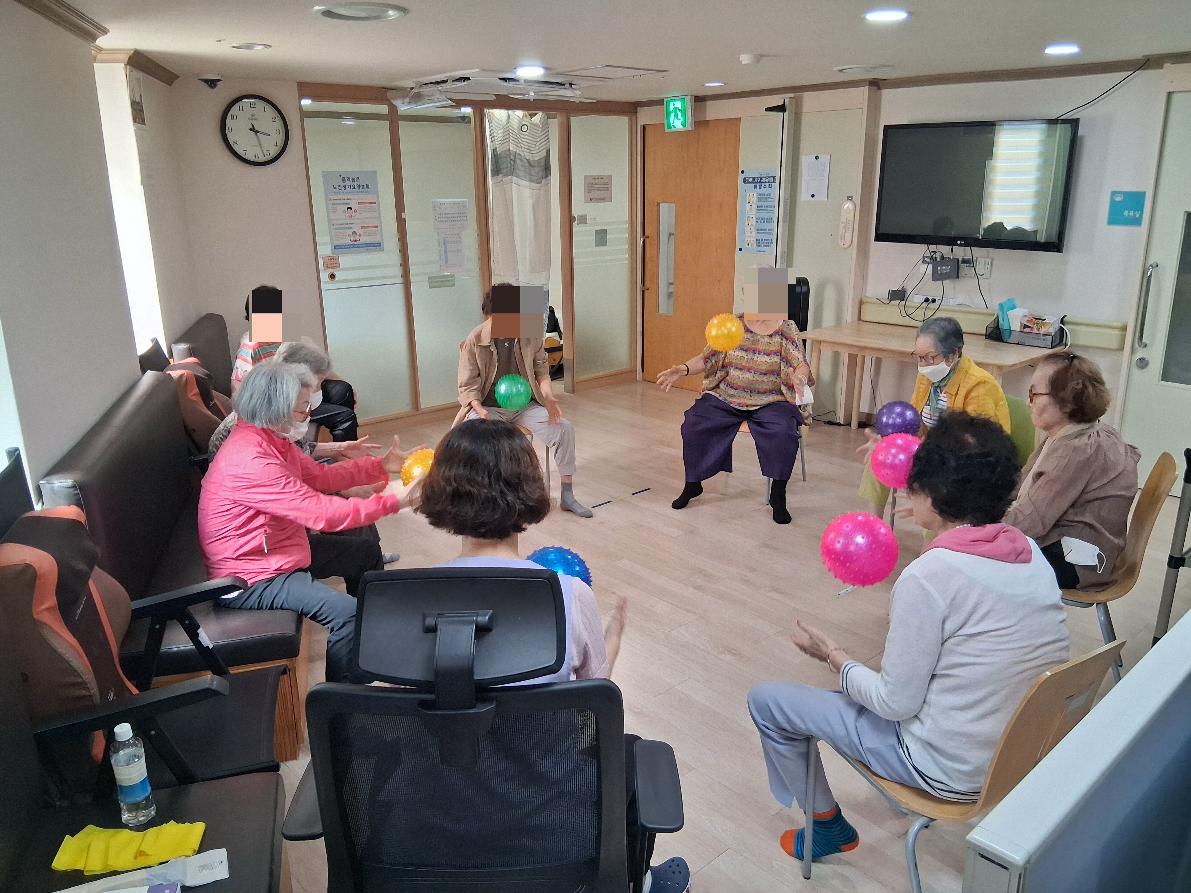 4. 소그룹 신체 작업치료.jpg