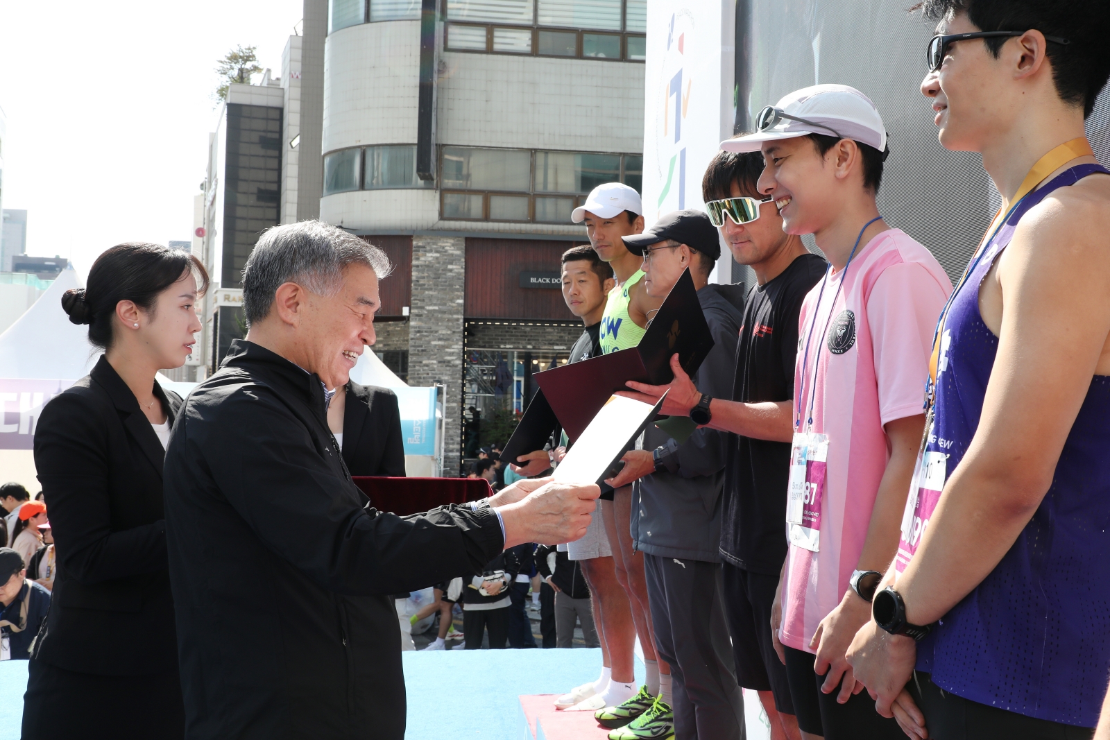 1만 명 달린 ‘강남국제평화마라톤’