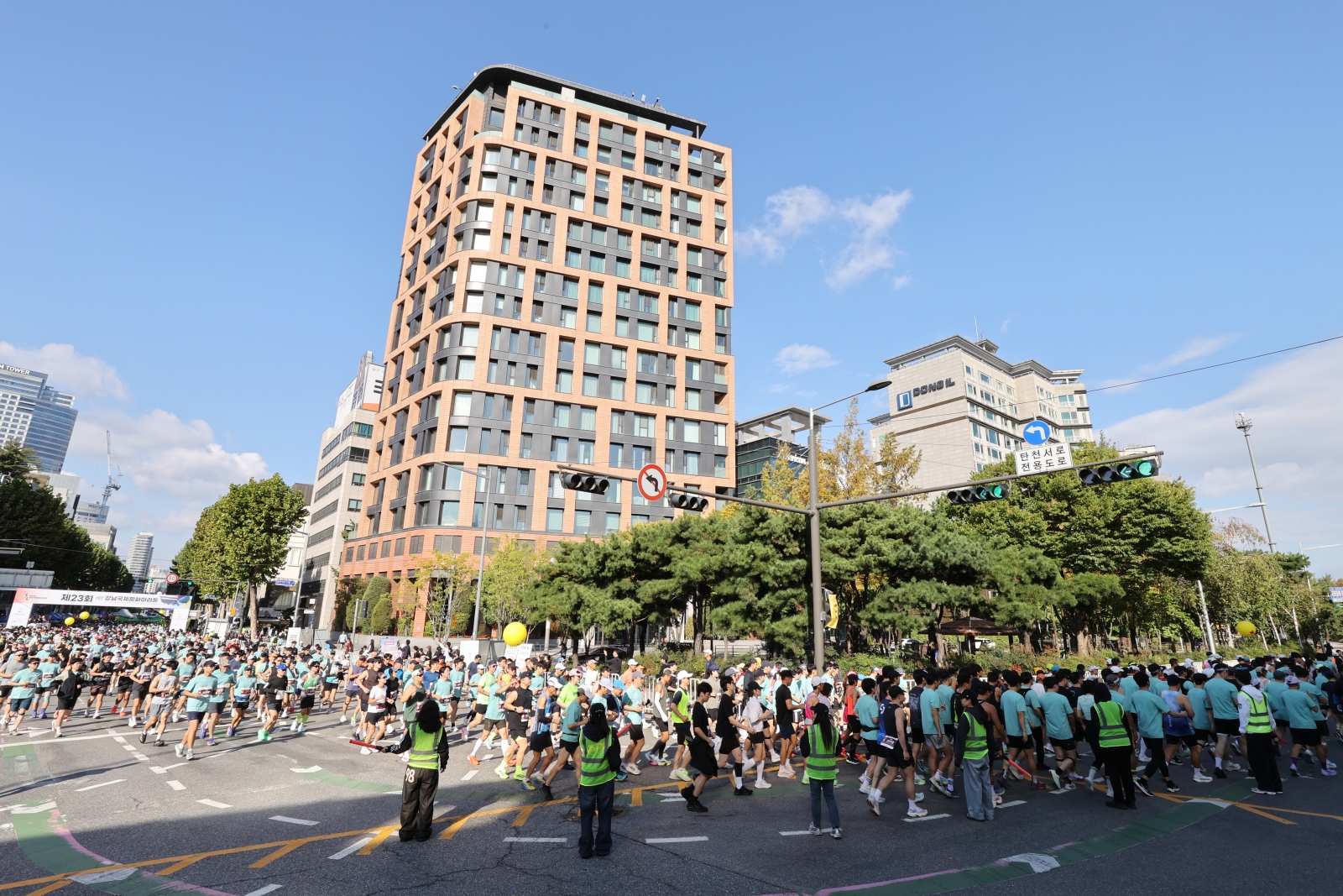 1만 명 달린 ‘강남국제평화마라톤’