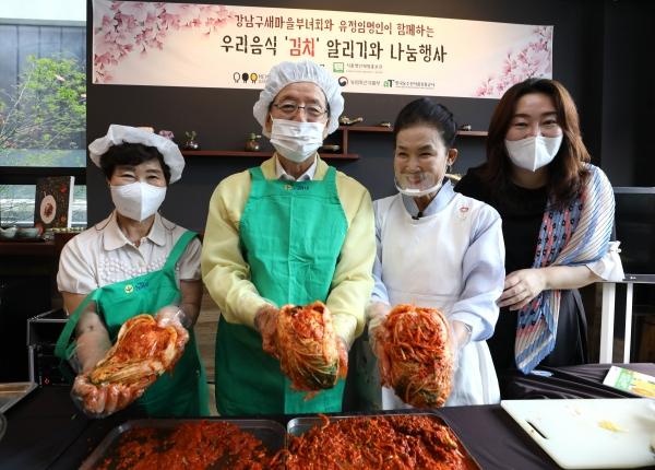 유정임 명인과 김치담그기 행사를 가진 정순균 강남구청장(좌측 2번째)과 부녀회 모습