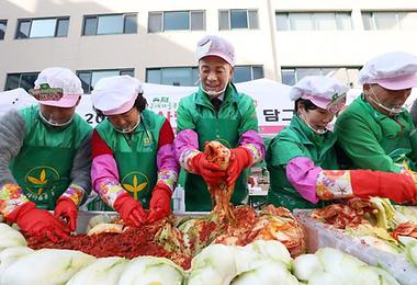 새마을부녀회와 ‘사랑의 김장담그기’
