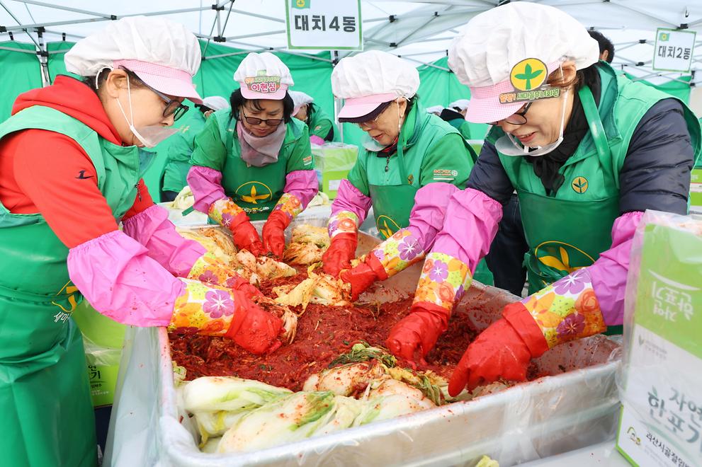 새마을부녀회와 ‘사랑의 김장담그기’