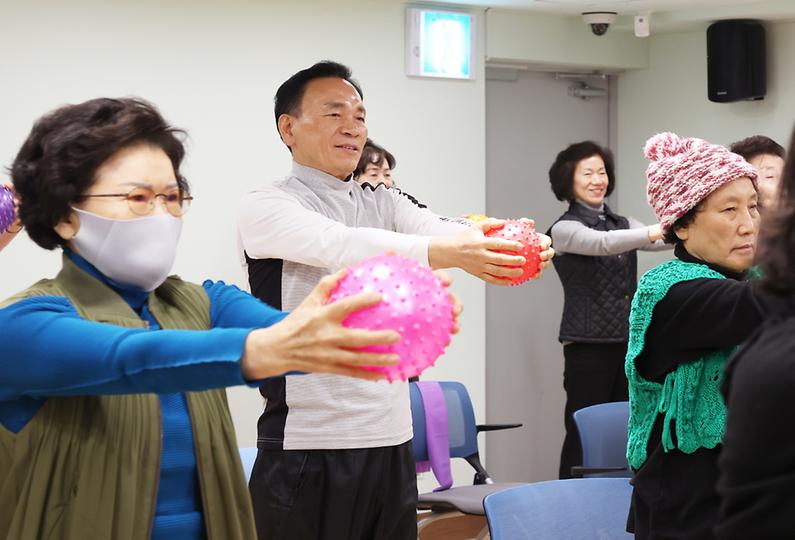 어르신들과 아침체조로 병오년 새해 시작